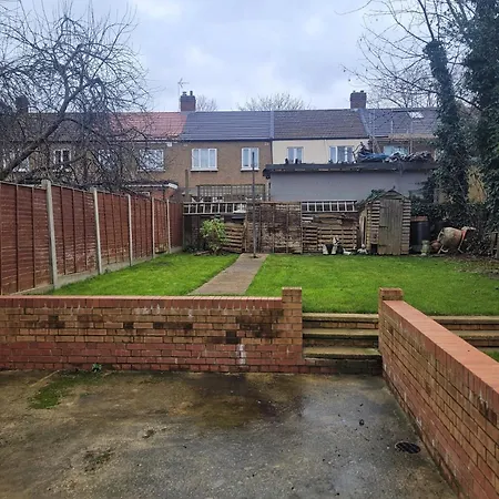 Lovely 2-bed Fully Refurbished House In