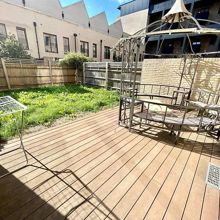 Stratford Luxury House: Spacious Garden Retreat Near Westfield * London