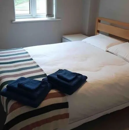 Modern Two Bed Flat In Canada Water Close To Transport Apartment