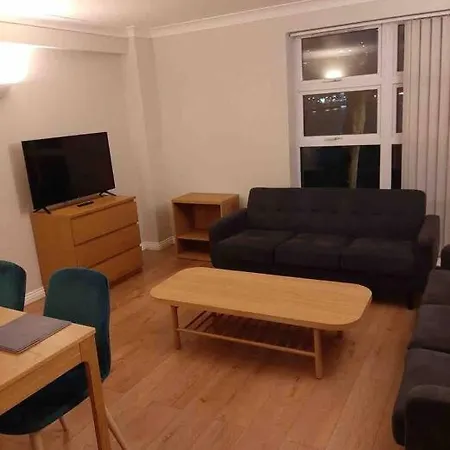 Modern Two Bed Flat In Canada Water Close To Transport *