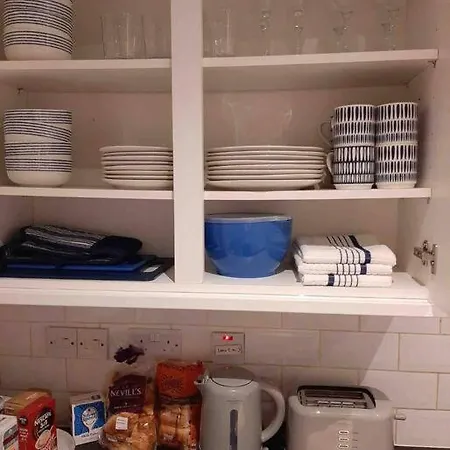 Modern Two Bed Flat In Canada Water Close To Transport Apartment *