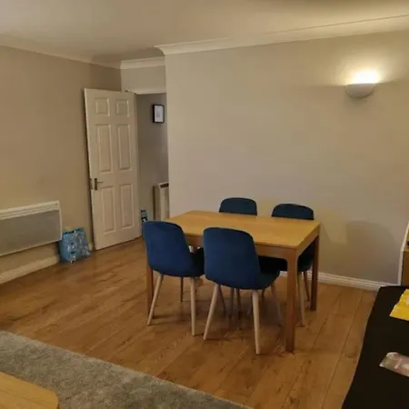 Modern Two Bed Flat In Canada Water Close To Transport *