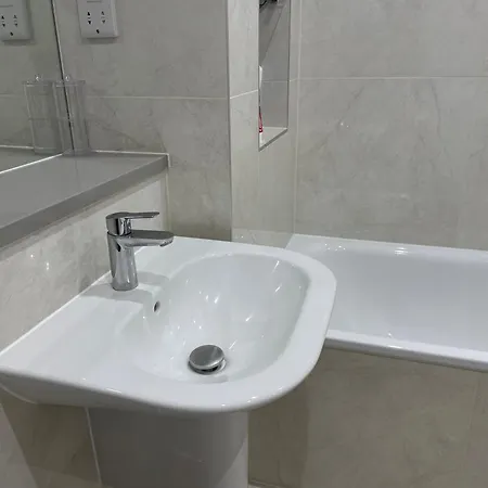Luxury One Bedroom Flat In Apartment Harrow