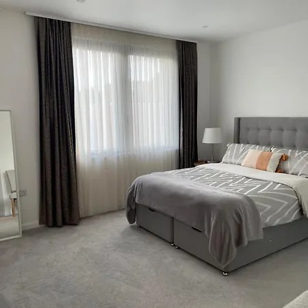 Apartment Luxury One Bedroom Flat In