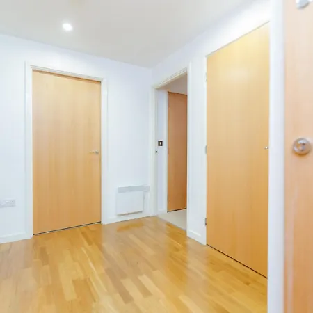 2&3 Bedrooms Near Excel - Modern Spacious For Larger Groups Apartment London