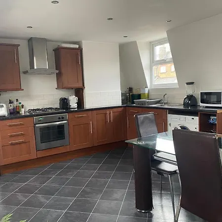 Gorgeous Hammersmith Home. Sleeps 6. Tube 5 Mins! Apartment *