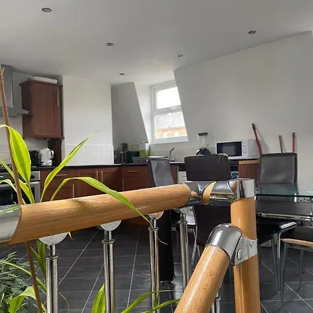 Gorgeous Hammersmith Home. Sleeps 6. Tube 5 Mins! London