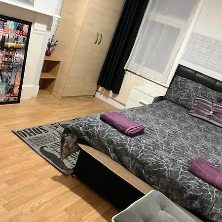 Homestay Comfy Rooms. Shared East Homestay.