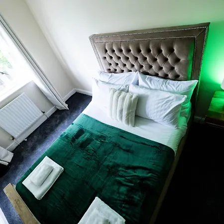 Holiday home 3kingbr&sofabed-garden-aircon-bbq-parkg London
