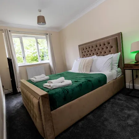 3kingbr&sofabed-garden-aircon-bbq-parkg Holiday home *