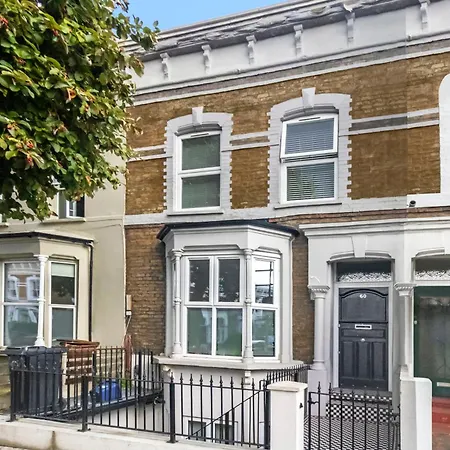 Modern Basement Stoke Newington London, Close To Transport Apartment London