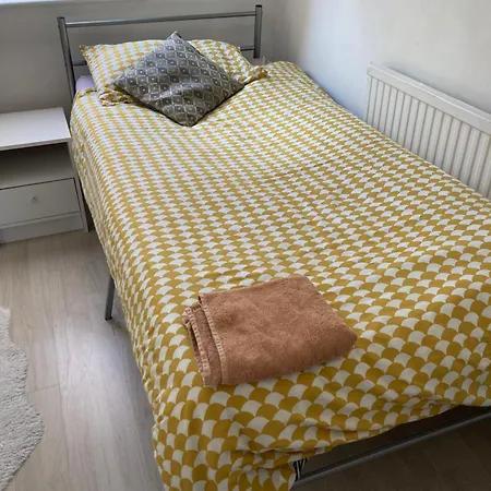 Redecorated Single With Shared Bathroom And Kitchen *