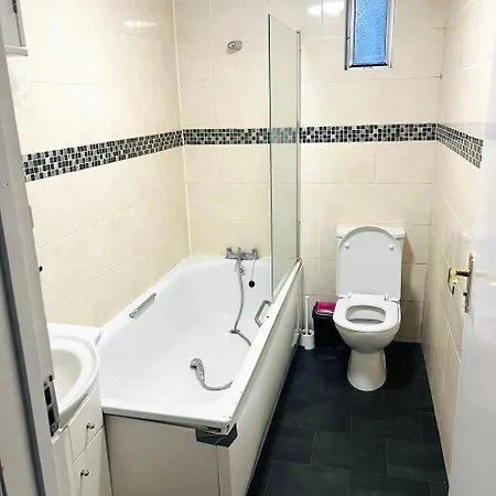 Guest house Double Bed Large King Size In Beautiful Flat R 02 *