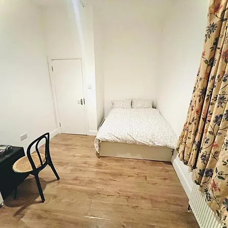 Double Bed Large King Size In Beautiful Flat R 02 London