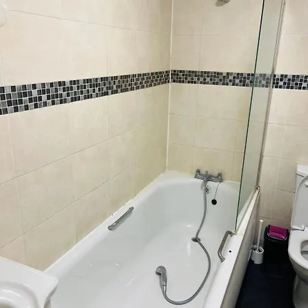 Guest house Double Bed Large King Size In Beautiful Flat R 02 *