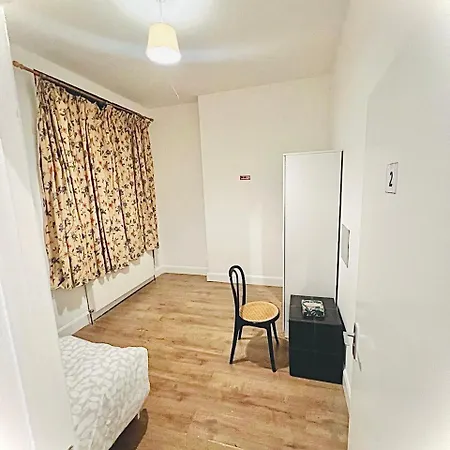 Guest house Double Bed Large King Size In Beautiful Flat R 02 *