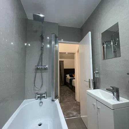 Tooting - Cosy 2 Bedroom House With Garden, 5 Mins Walk To Tube Station Holiday home *