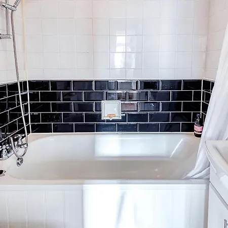 Warm And Welcoming In Putney By Underthedoormat London