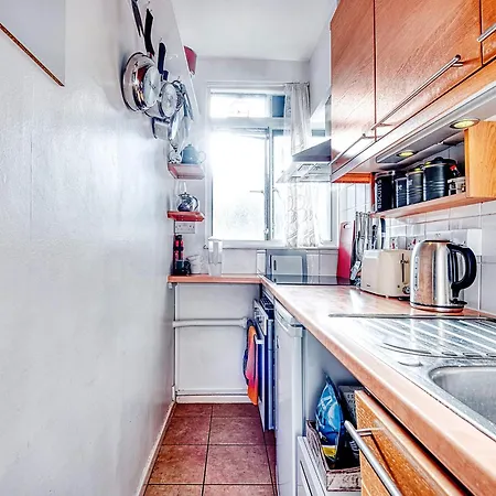 Warm And Welcoming In Putney By Underthedoormat *