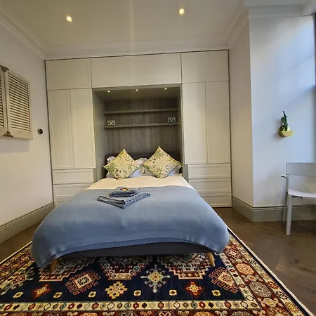 Boutique Linden Gardens 1st Floor And Loft Apartment London