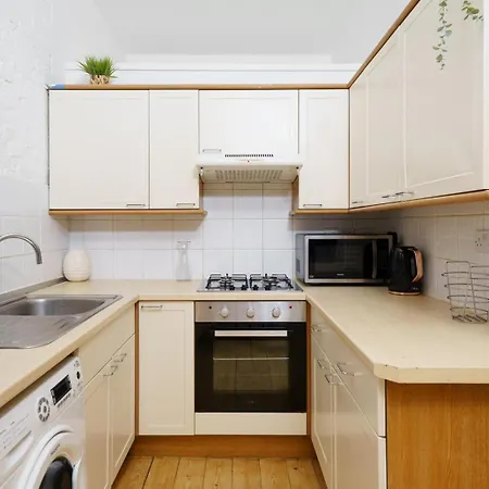 Modern 4-bedroom In Fulham, *