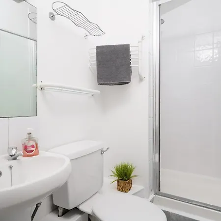 Modern 4-bedroom In Fulham, *
