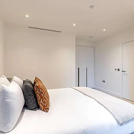 Apartment Chic And Sleek Oasis