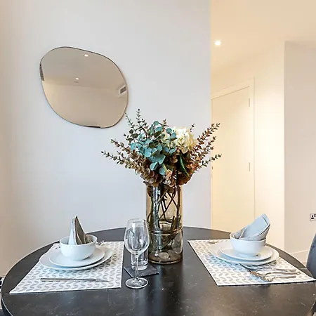 Chic And Sleek Oasis Apartment London