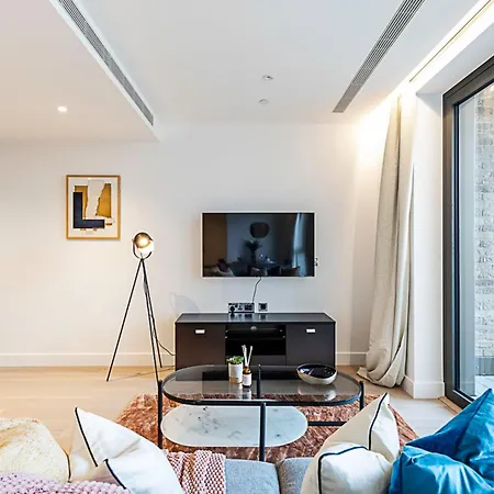 Apartment Chic And Sleek Oasis *