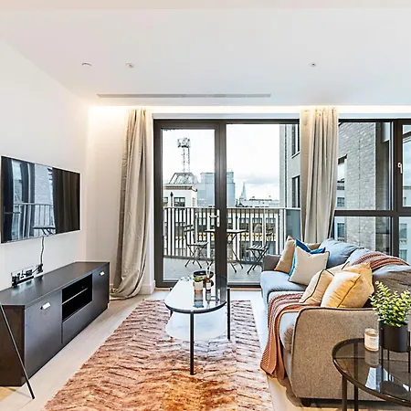 Apartment Chic And Sleek Oasis London