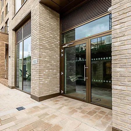 Chic And Sleek Oasis Apartment London