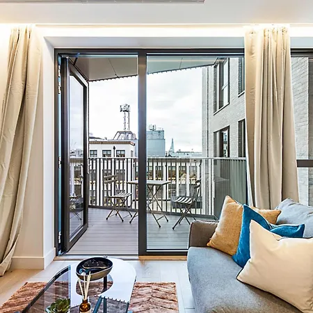Apartment Chic And Sleek Oasis London