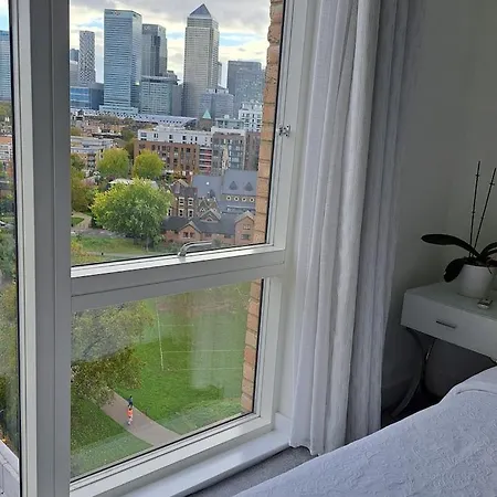 Cozy Double With Large En Near Canary Wharf With Amazing Views In A Shared Homestay London