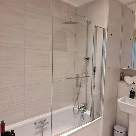 Cozy Double With Large En Near Canary Wharf With Amazing Views In A Shared London