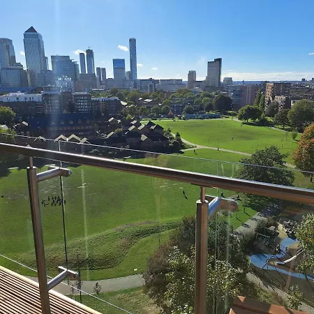 Cozy Double With Large En Near Canary Wharf With Amazing Views In A Shared Homestay *