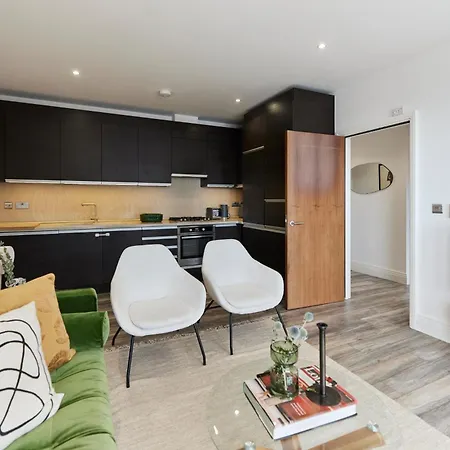 The Wembley Hideaway - Bright 2bdr Flat * London