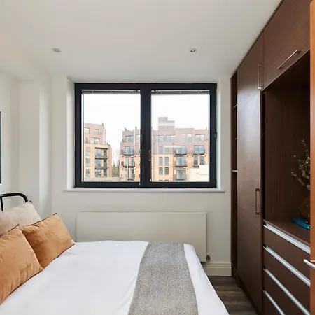 The Wembley Hideaway - Bright 2bdr Flat