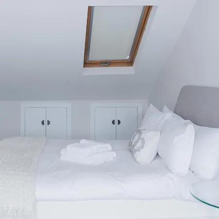 Fulham Light 2 Bedroom Apartment London