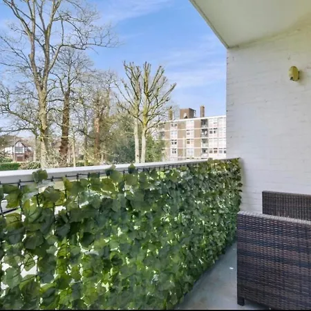 Apartment Stylish Pink Oasis In Wimbledon London