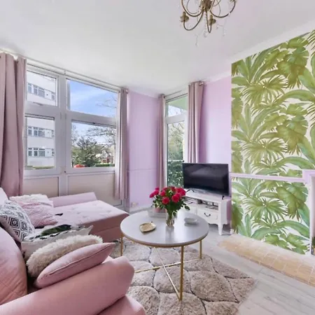 Stylish Pink Oasis In Wimbledon * London