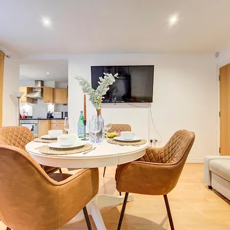 2-bed 2-bath Tower Bridge Gem, Sleeps 8 Apartment