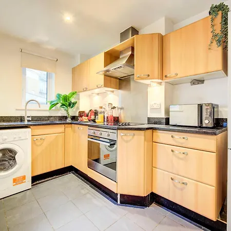 2-bed 2-bath Tower Bridge Gem, Sleeps 8 *