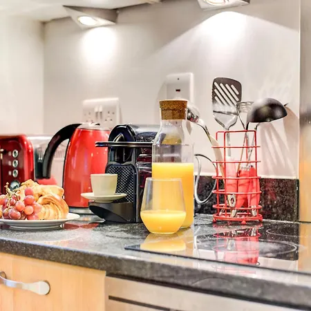 Apartment 2-bed 2-bath Tower Bridge Gem, Sleeps 8 London
