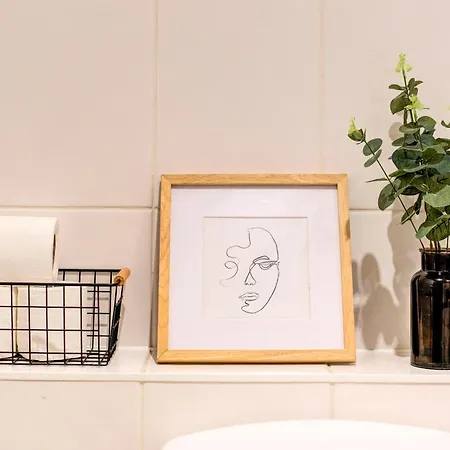 2-bed 2-bath Tower Bridge Gem, Sleeps 8 *