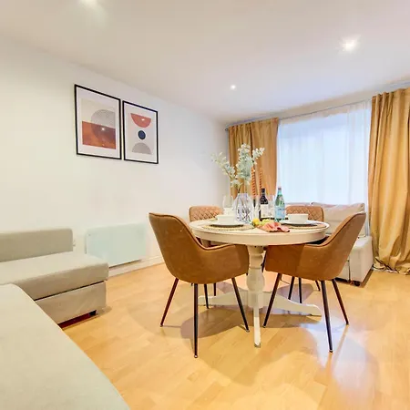 2-bed 2-bath Tower Bridge Gem, Sleeps 8