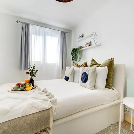 2-bed 2-bath Tower Bridge Gem, Sleeps 8 London