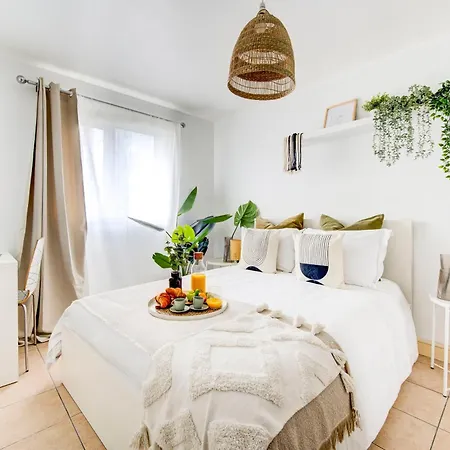 2-bed 2-bath Tower Bridge Gem, Sleeps 8