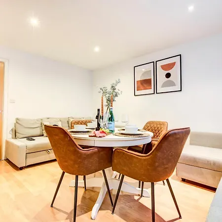 Apartment 2-bed 2-bath Tower Bridge Gem, Sleeps 8 London