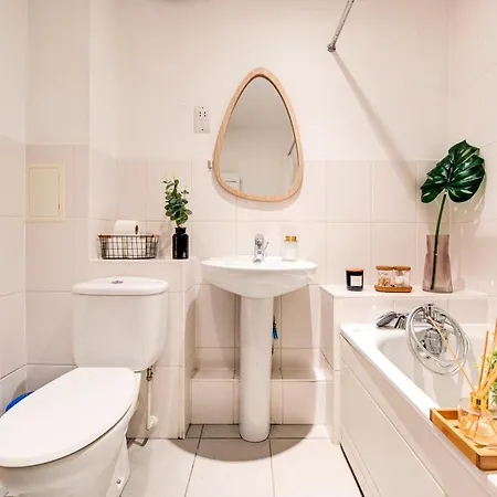 2-bed 2-bath Tower Bridge Gem, Sleeps 8
