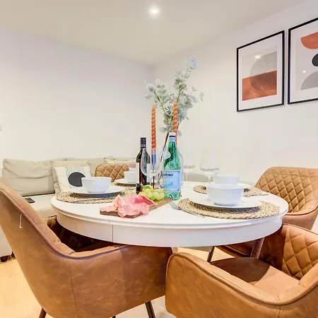 Apartment 2-bed 2-bath Tower Bridge Gem, Sleeps 8 London
